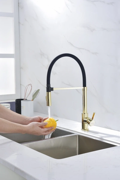 смеситель для кухни paulmark halt ha214021-g цвет золото/ черный